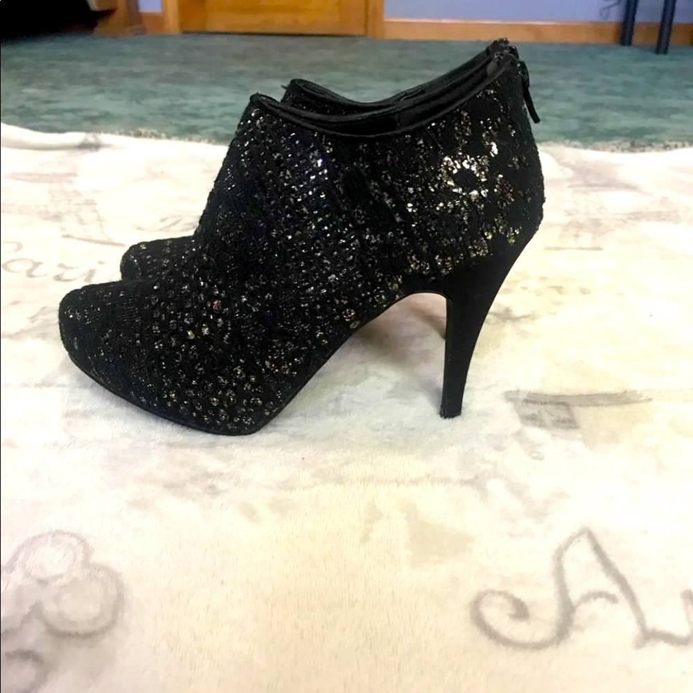 Womens size 7 maurices black with gold shoes